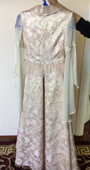 Kelinsalom ko'ylak sotiladi