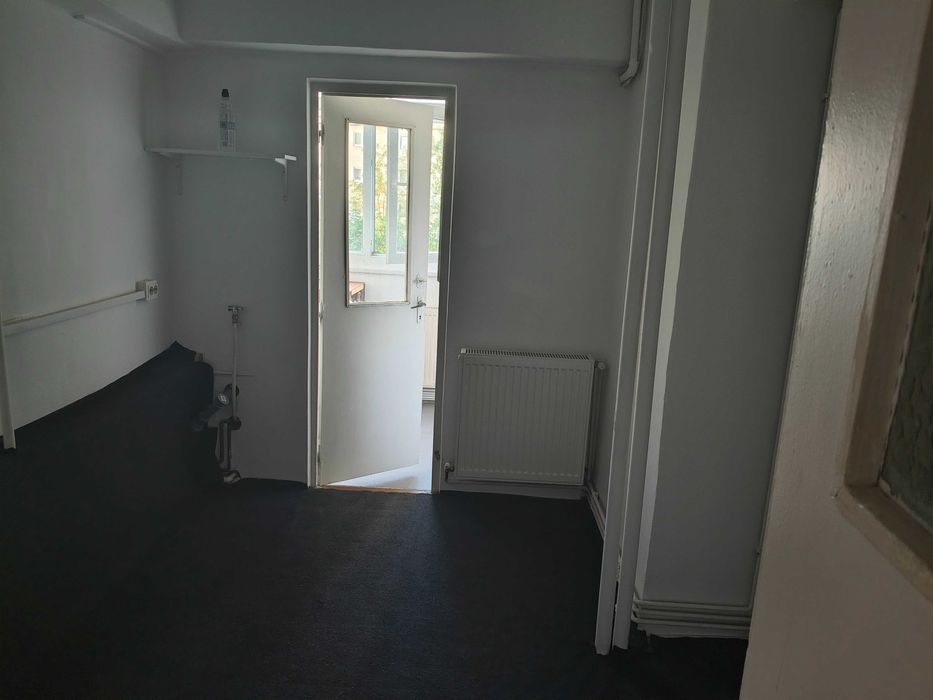 Garsonieră nemobilată de închiriat, zona Tribunal Dâmbovița