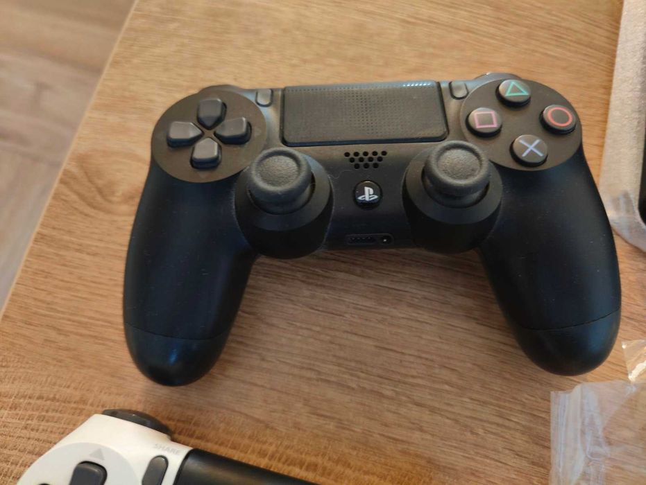 Playstation 4 slim (перфектно състояние)