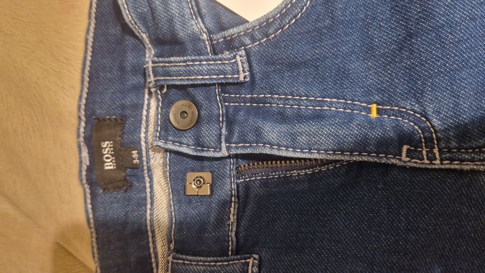 Blugi scurti marca Hugo Boss, 3-4 ani