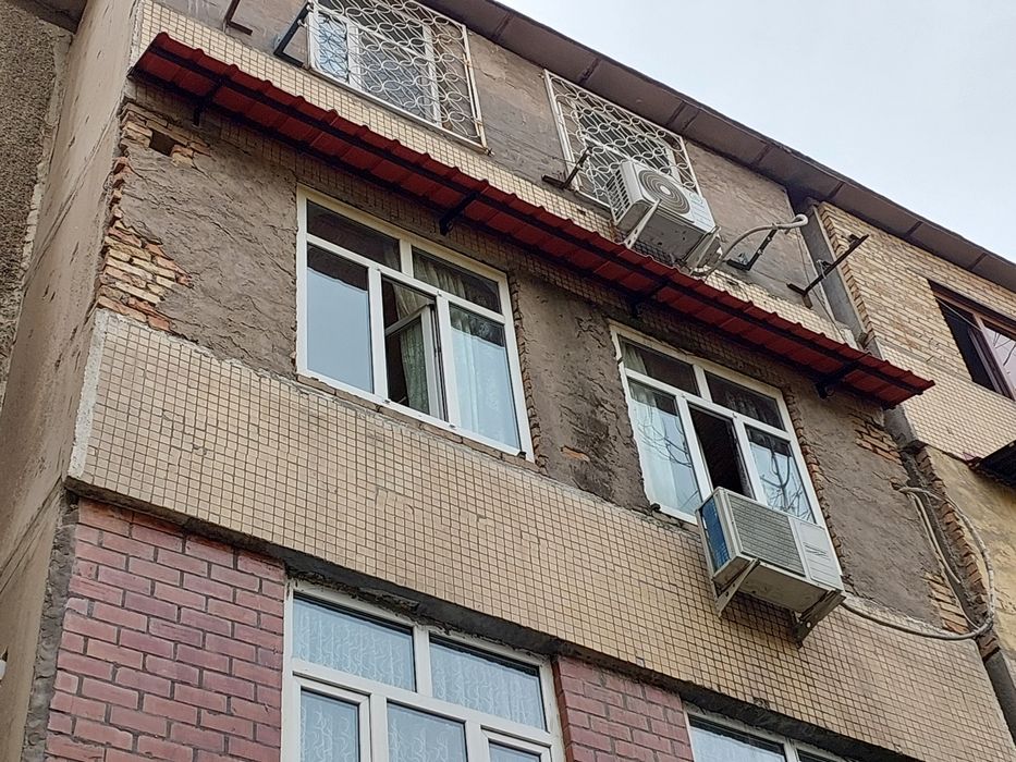 Установка козырьков над окнами