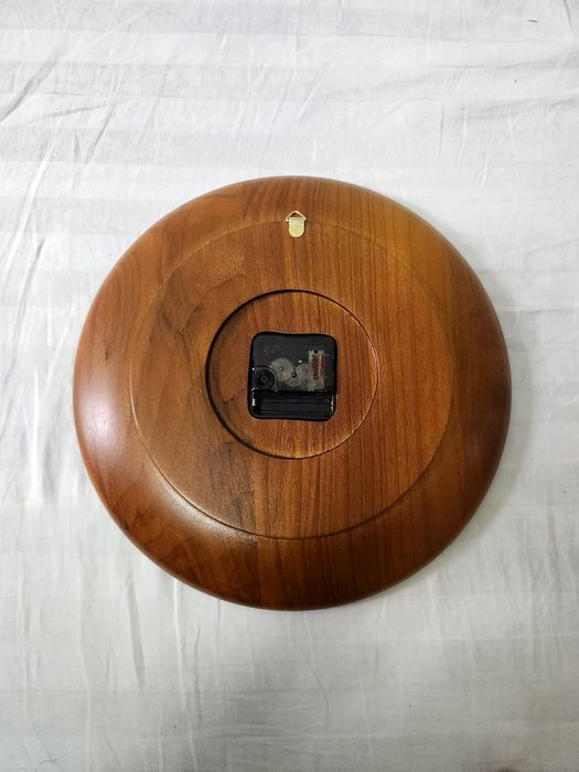 Soat suvenir yong'oq daraxtidan yasalgan