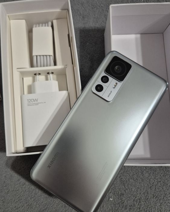 In stare bună fara zqârieturi Este varianta de 256 GB cu 8 Gb Ram