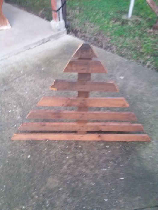 Продавам дървени елхи