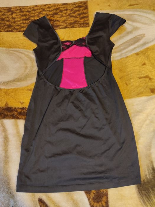 Este o rochie de seara cu spatele gol