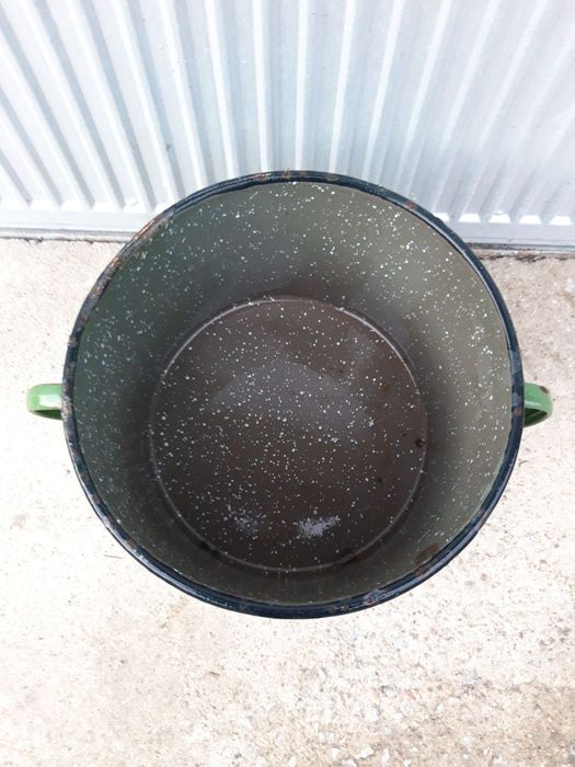 Продавам голяма емайлирана  тенджера от социализма с забележки.
Цена 3