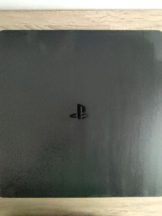 PS4 slim, почти не използван
