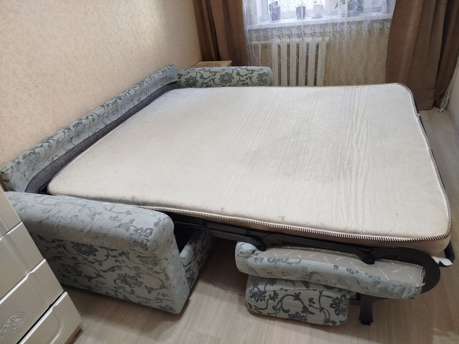 Диван, раскладной.