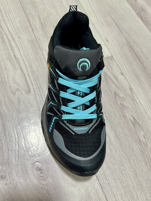 Продам кроссовки