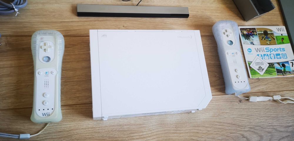 Nintendo Wii пълен комплект с кутия два контролера и игра