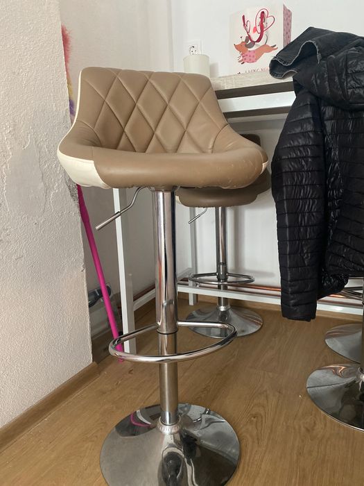 Masă înalta cu scaune de bar