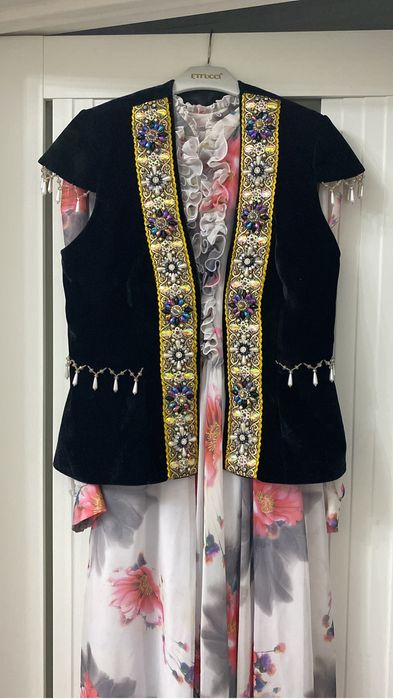 Кажекей көйлекпен