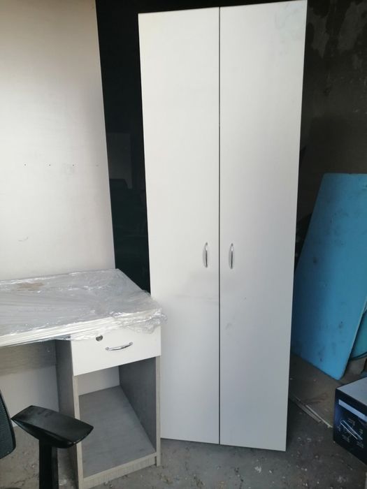 Продавам бюро, офис стол и шкаф комплект