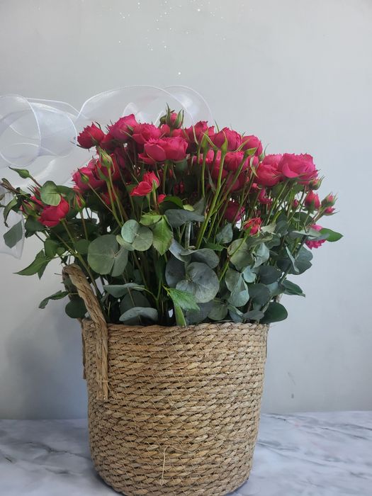 101 роза салынған корзинка