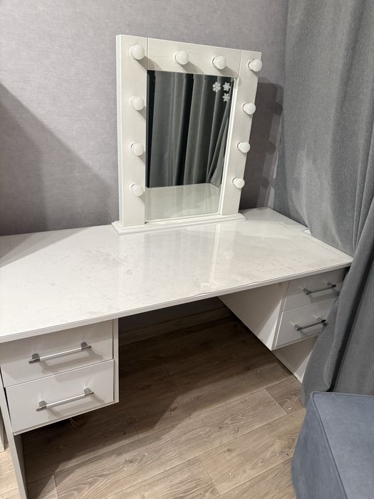 Стол с зеркалом и ящиками