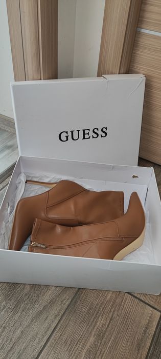 Кожени боти GUESS