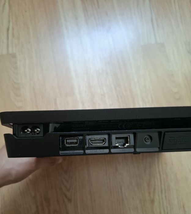 Consolă Playstation 4 slim 1TB