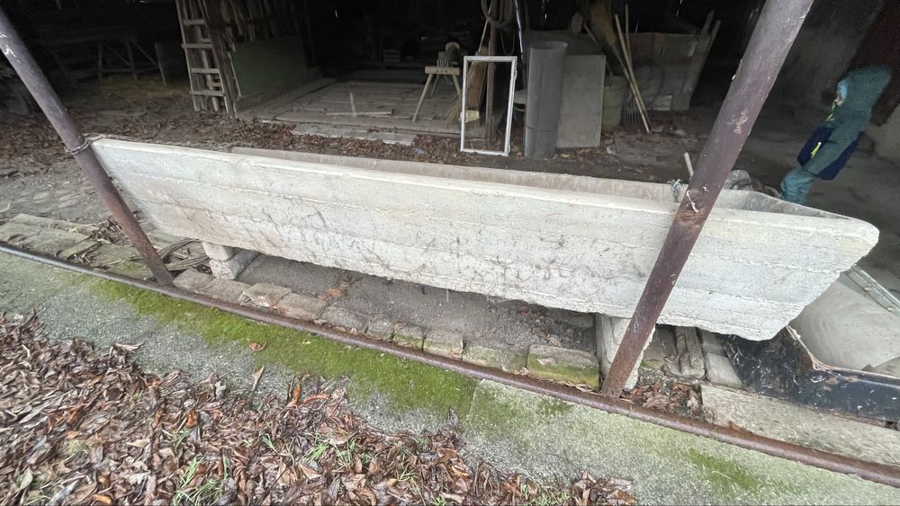 Valau/ Iesle din beton de vanzare