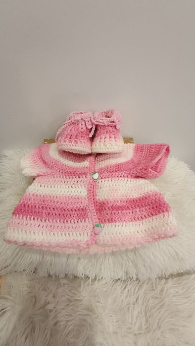 Плетена бебешка жилетка