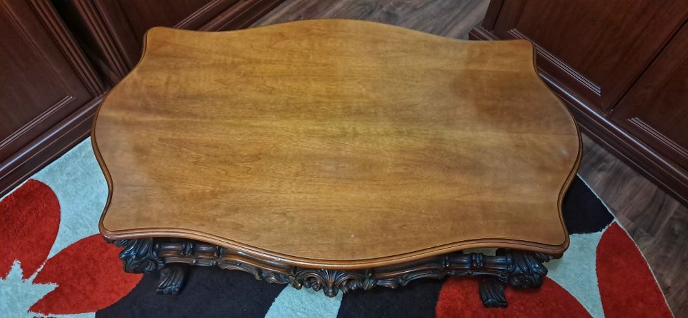 Masa vintage scluptata