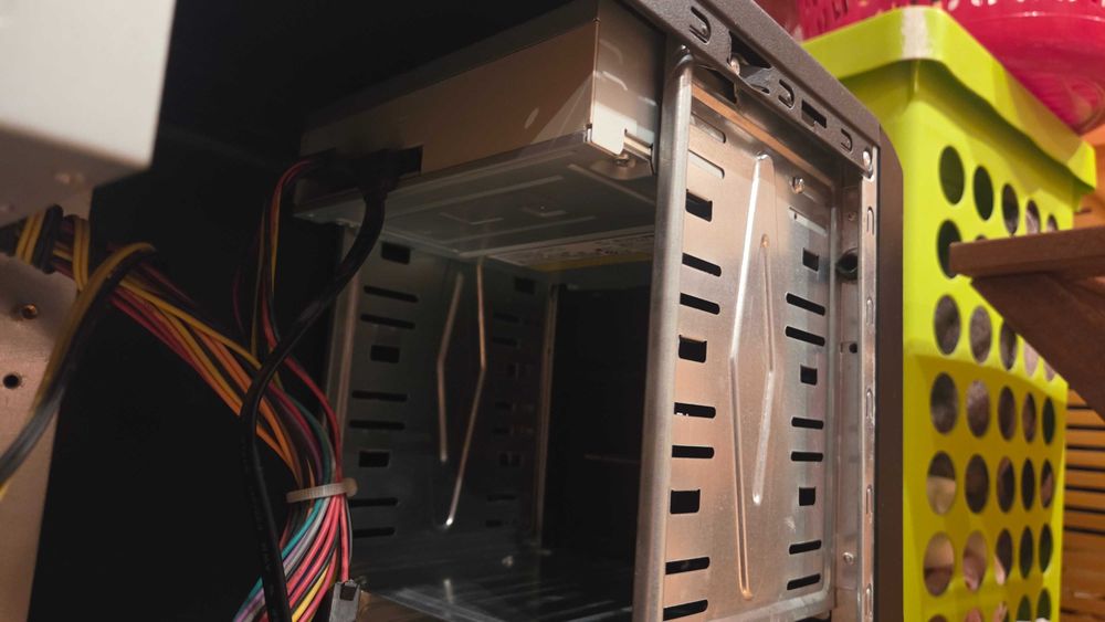 Vand carcasa PC cu power supply si DVD drive inclus