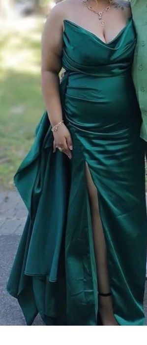 Зелена рокля  отзад със цип