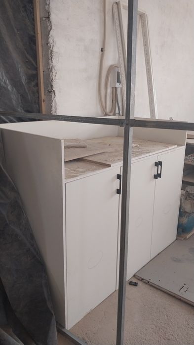 Стол с шкафчиками,универсальный.