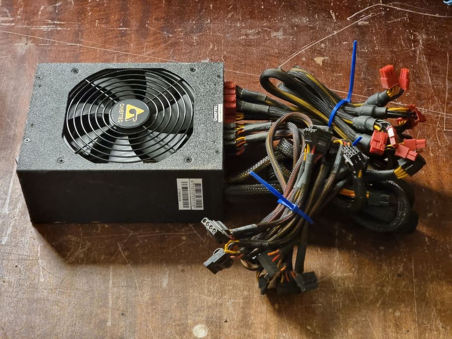 Захранване / ChiefTech 1250W / 80+ Gold