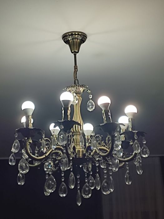 Продам шикарную люстру