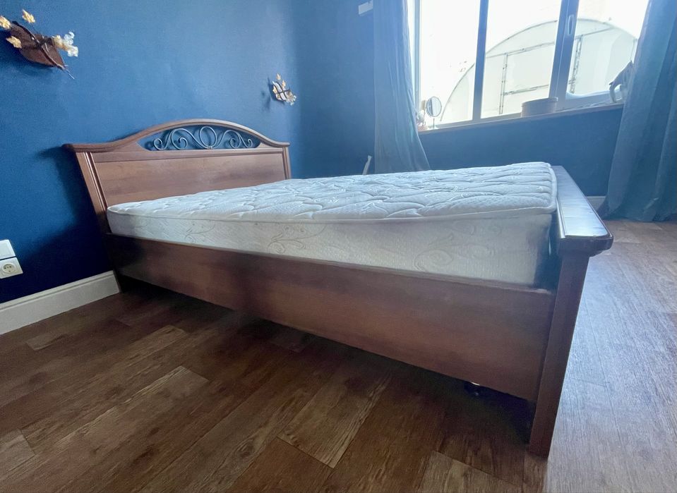 Продам кровать двуспальную.