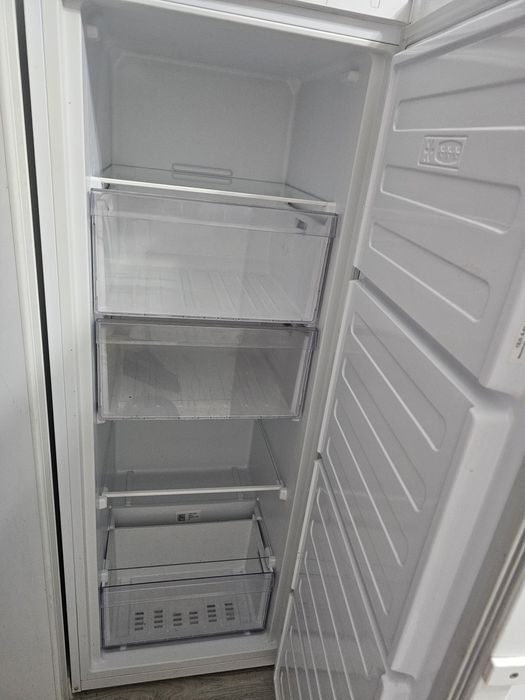 Морозильник вертикальный Beko