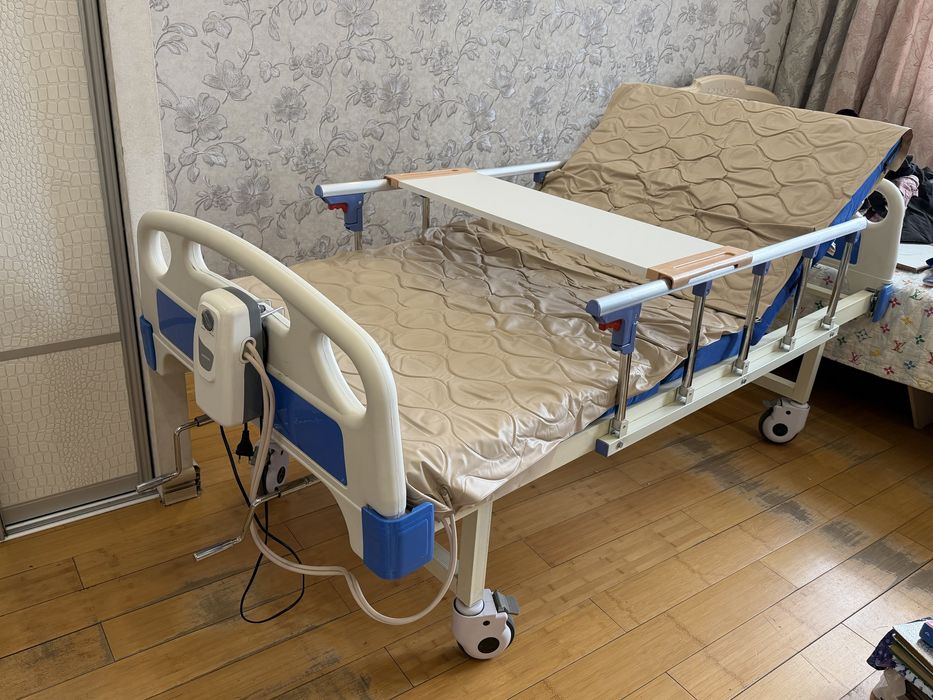 Медицинская кровать с матрасом