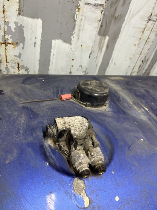 Толпивный бак с кронштейнами