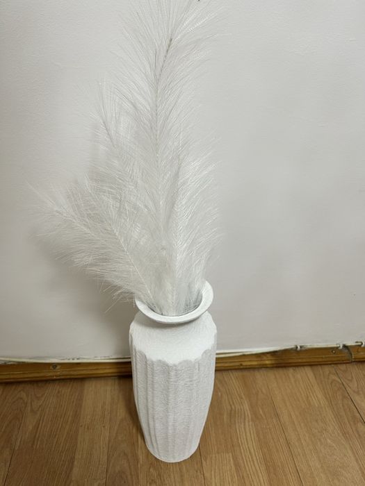 Vază Albă cu Textură Striată și Pampas Artificial, Stil Boho / Nordic