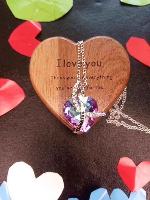 Дървена кутия с колие