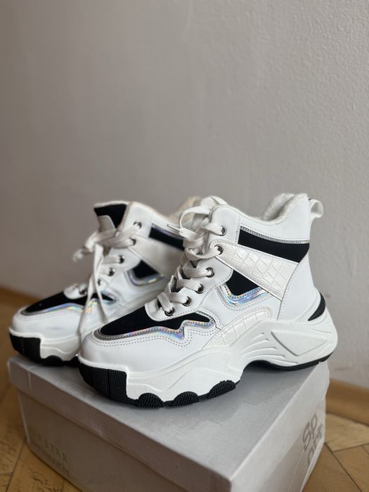 Зимни обувки бели и черни