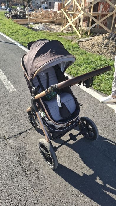 Se vinde Cărucior 3 în 1