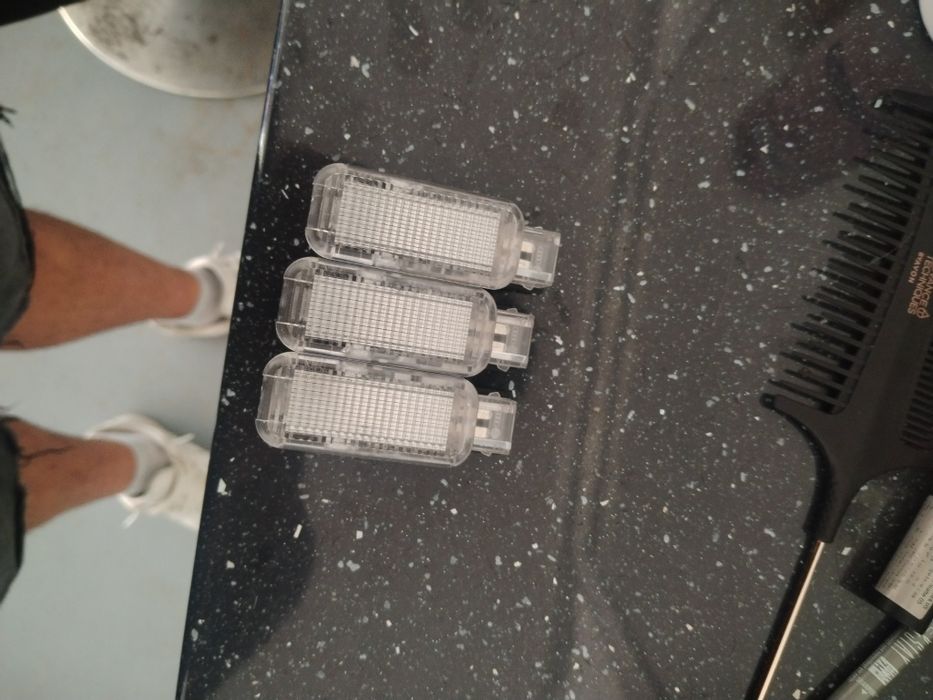 Vând becuri de audi A4 b8