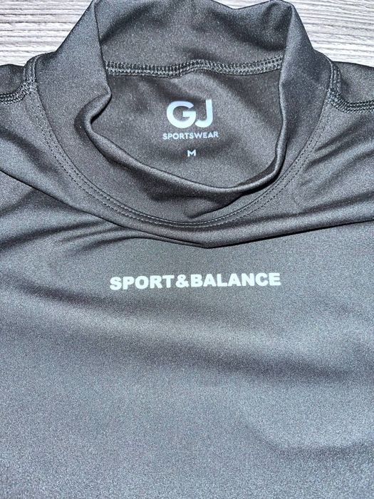 Спортивный черный топ без рукавов