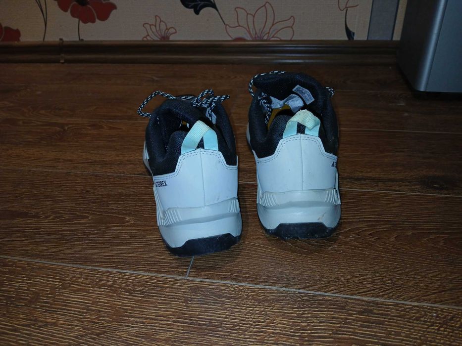 продавам маратонки adidas     N43  N44