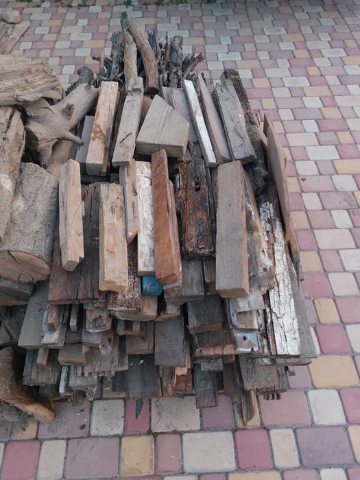 Дрова и остатки стропил