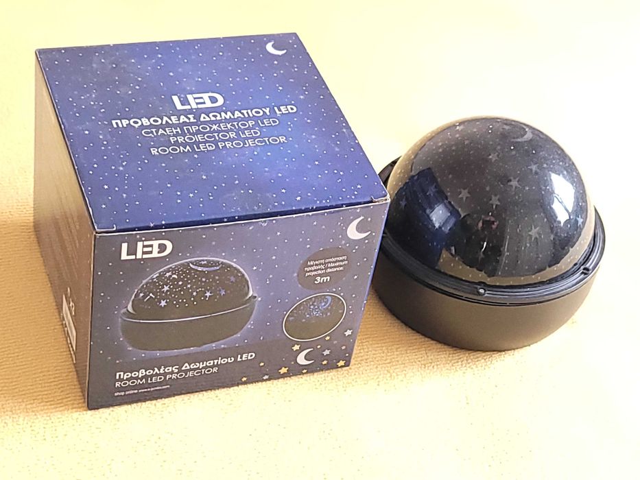 Proiector LED pe baterii - stele/luna proiectate static sau in miscare