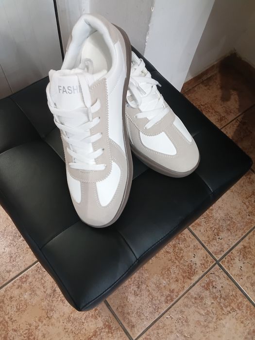 Продам женские теннески