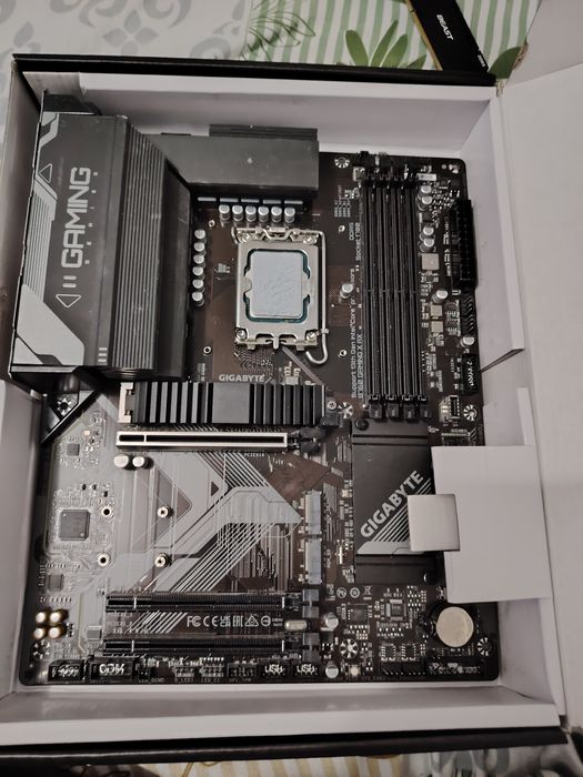 Gigabyte z760 Gaming x ax