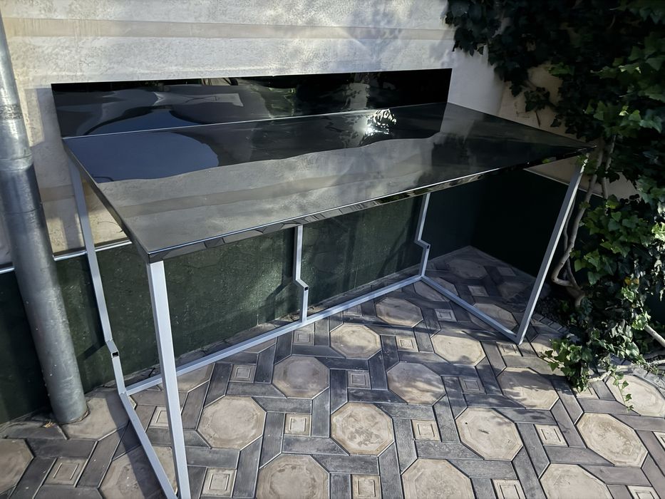 Стол из черной нержавеющей стали