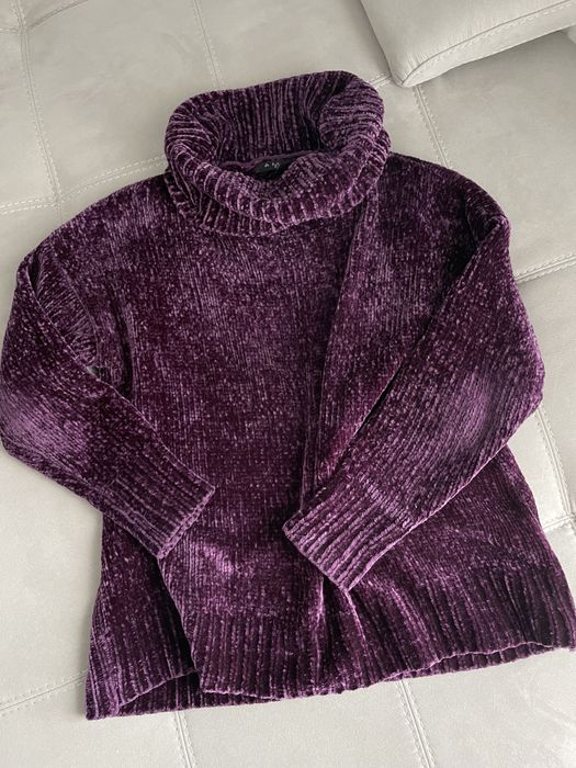 Pulover mov cu guler.