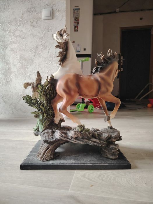 Статуэтка ручной работы. Цена 25000.