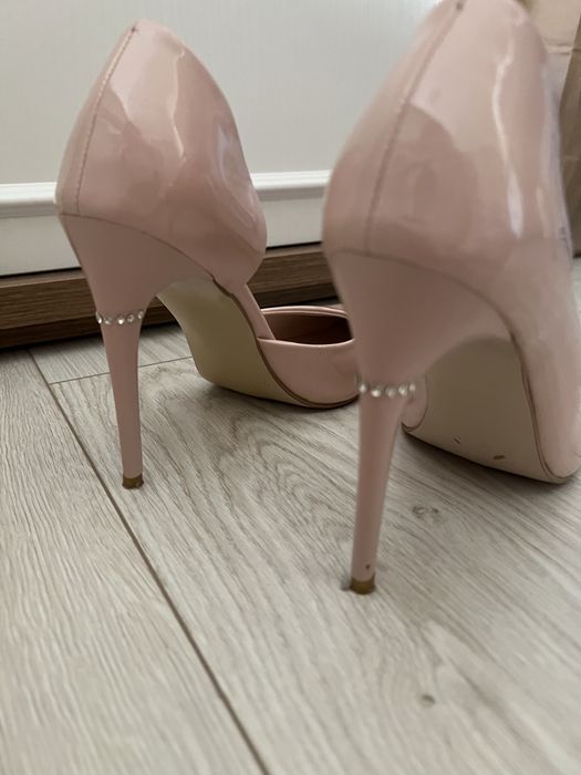 Обувки на висок ток