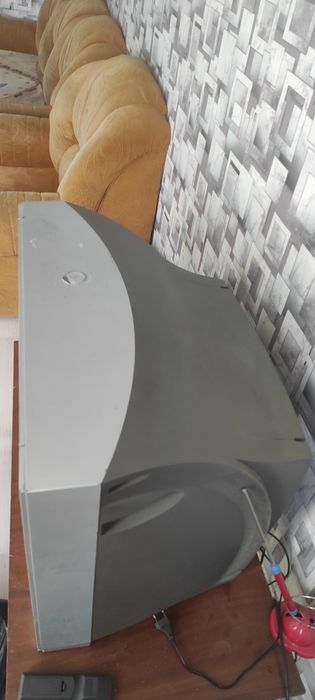 Телевизор старого образца в рабочем состоянии