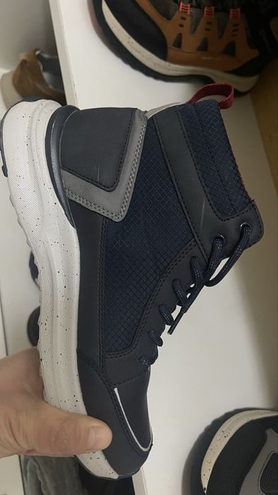 Бу  балаларға арналған аяқ киімдер сатылады